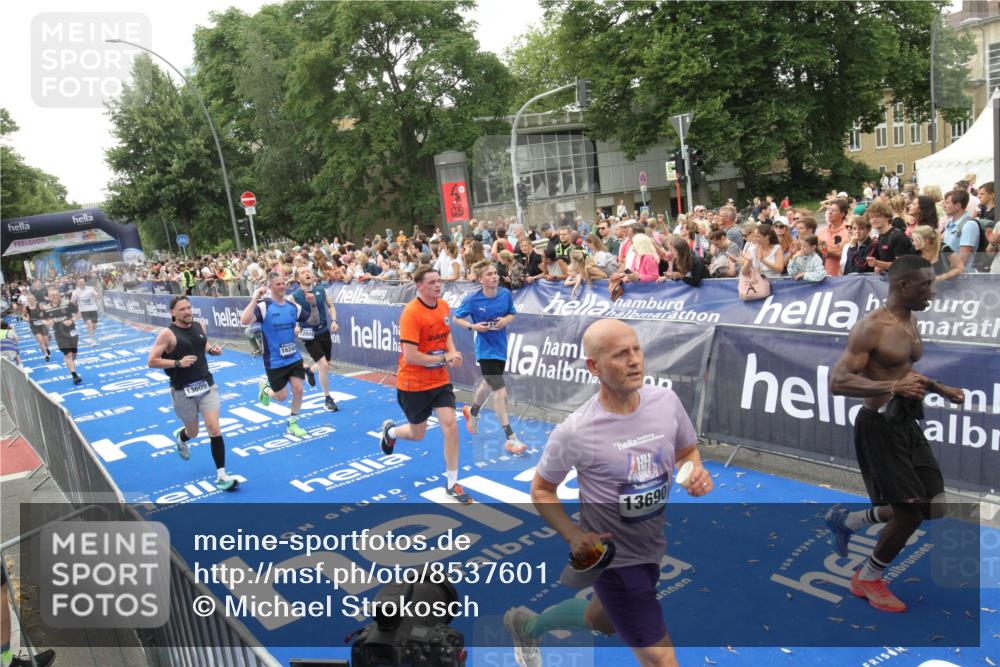 29.06.2025 - hella hamburg halbmarathon Michael Strokosch http://msf.ph/oto/8537601 29.06.2025 10:50:24 Ziel  meine-sportfotos.de