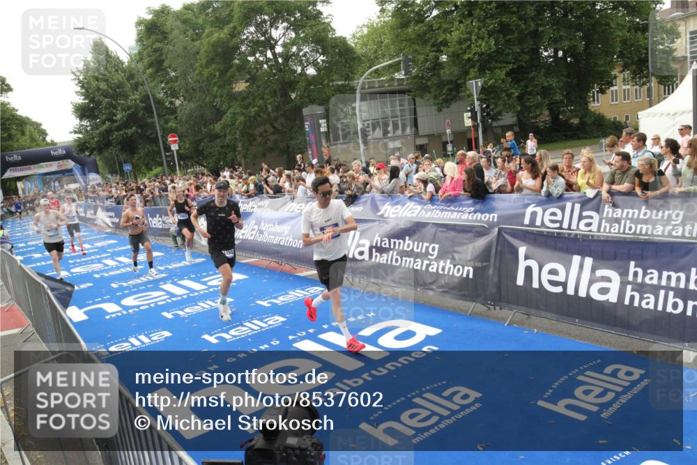 29.06.2025 - hella hamburg halbmarathon Michael Strokosch http://msf.ph/oto/8537602 29.06.2025 10:32:48 Ziel  meine-sportfotos.de
