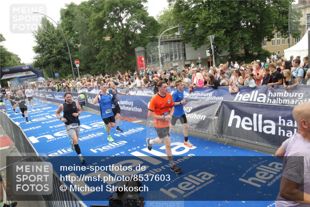 29.06.2025 - hella hamburg halbmarathon Michael Strokosch http://msf.ph/oto/8537603 29.06.2025 10:50:24 Ziel  meine-sportfotos.de