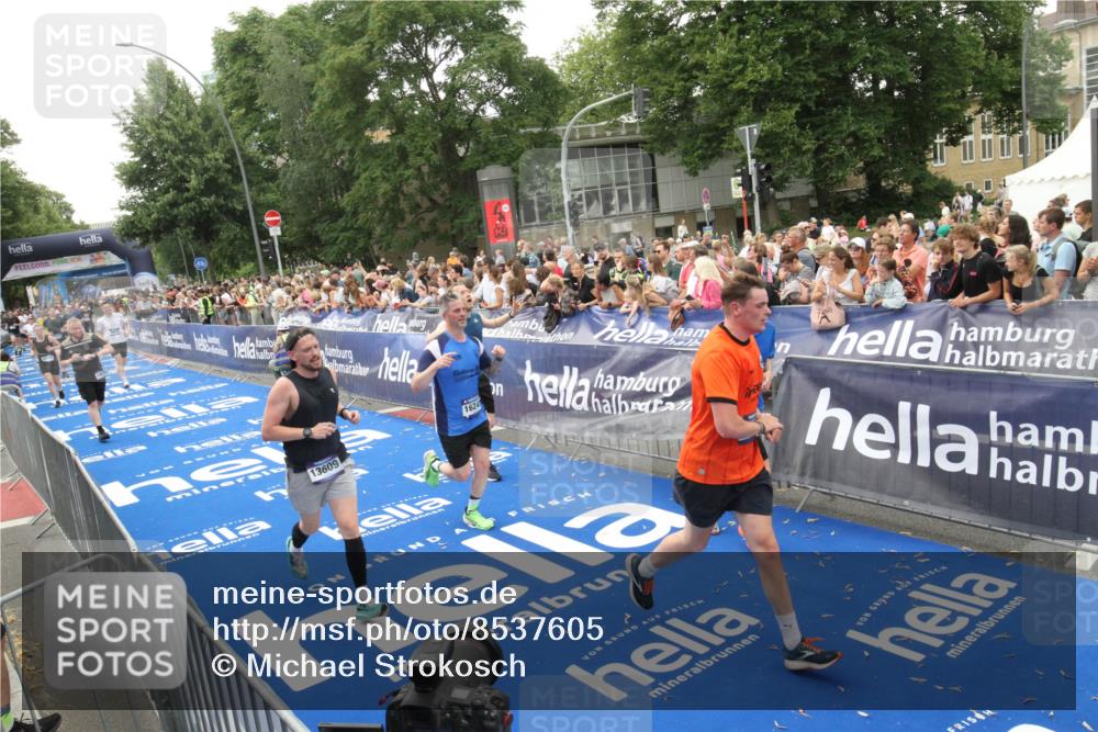 29.06.2025 - hella hamburg halbmarathon Michael Strokosch http://msf.ph/oto/8537605 29.06.2025 10:50:25 Ziel  meine-sportfotos.de
