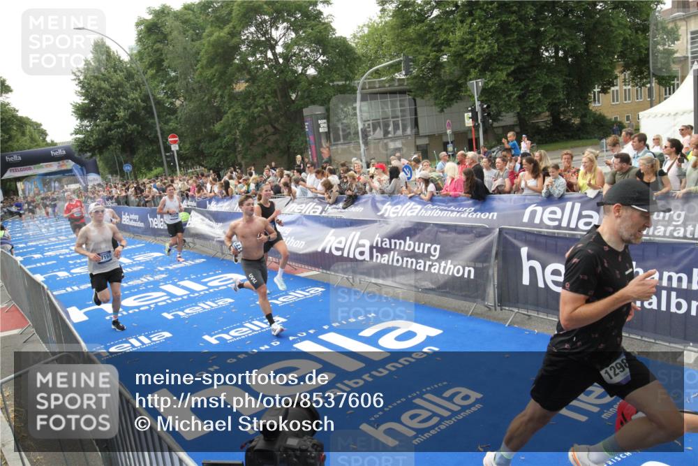 29.06.2025 - hella hamburg halbmarathon Michael Strokosch http://msf.ph/oto/8537606 29.06.2025 10:32:49 Ziel  meine-sportfotos.de