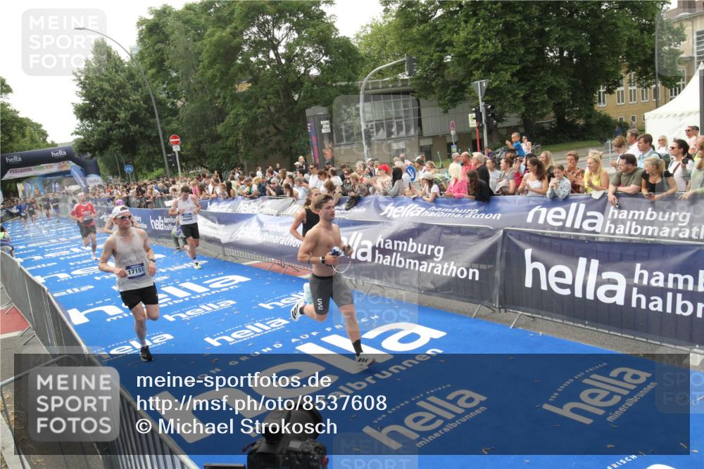 29.06.2025 - hella hamburg halbmarathon Michael Strokosch http://msf.ph/oto/8537608 29.06.2025 10:32:49 Ziel  meine-sportfotos.de