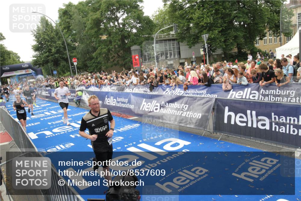 29.06.2025 - hella hamburg halbmarathon Michael Strokosch http://msf.ph/oto/8537609 29.06.2025 10:50:28 Ziel  meine-sportfotos.de