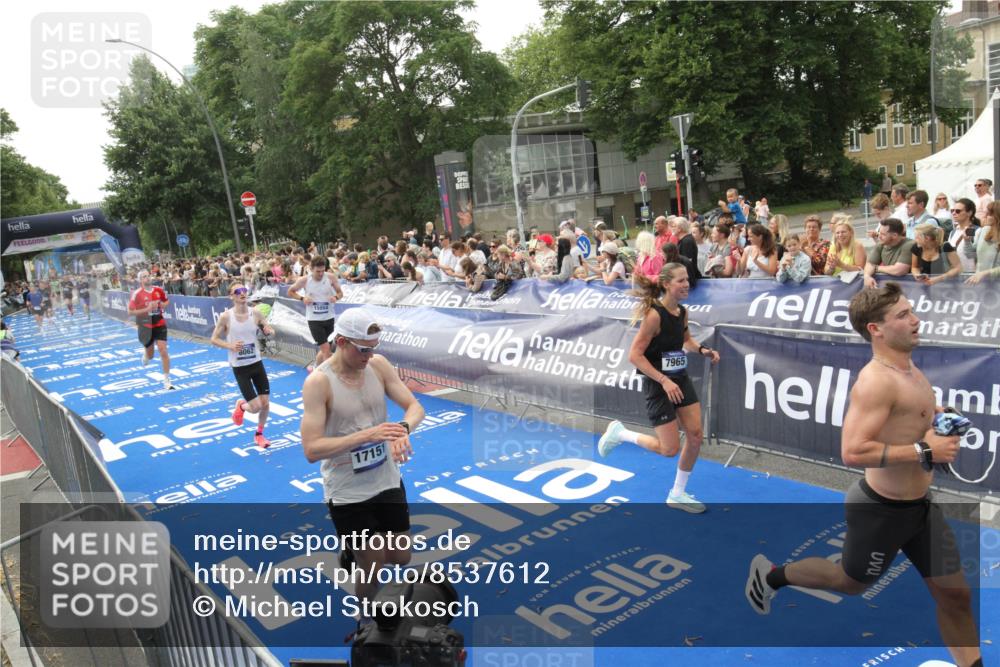 29.06.2025 - hella hamburg halbmarathon Michael Strokosch http://msf.ph/oto/8537612 29.06.2025 10:32:50 Ziel  meine-sportfotos.de