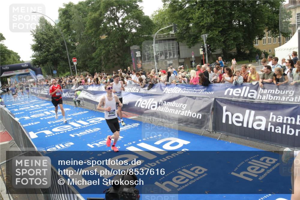 29.06.2025 - hella hamburg halbmarathon Michael Strokosch http://msf.ph/oto/8537616 29.06.2025 10:32:51 Ziel  meine-sportfotos.de