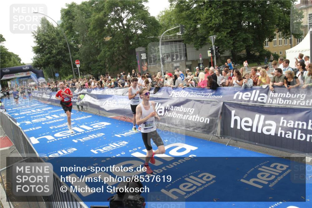 29.06.2025 - hella hamburg halbmarathon Michael Strokosch http://msf.ph/oto/8537619 29.06.2025 10:32:51 Ziel  meine-sportfotos.de