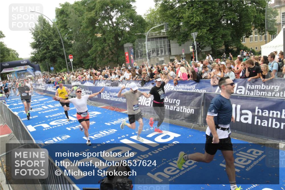 29.06.2025 - hella hamburg halbmarathon Michael Strokosch http://msf.ph/oto/8537624 29.06.2025 10:50:33 Ziel  meine-sportfotos.de