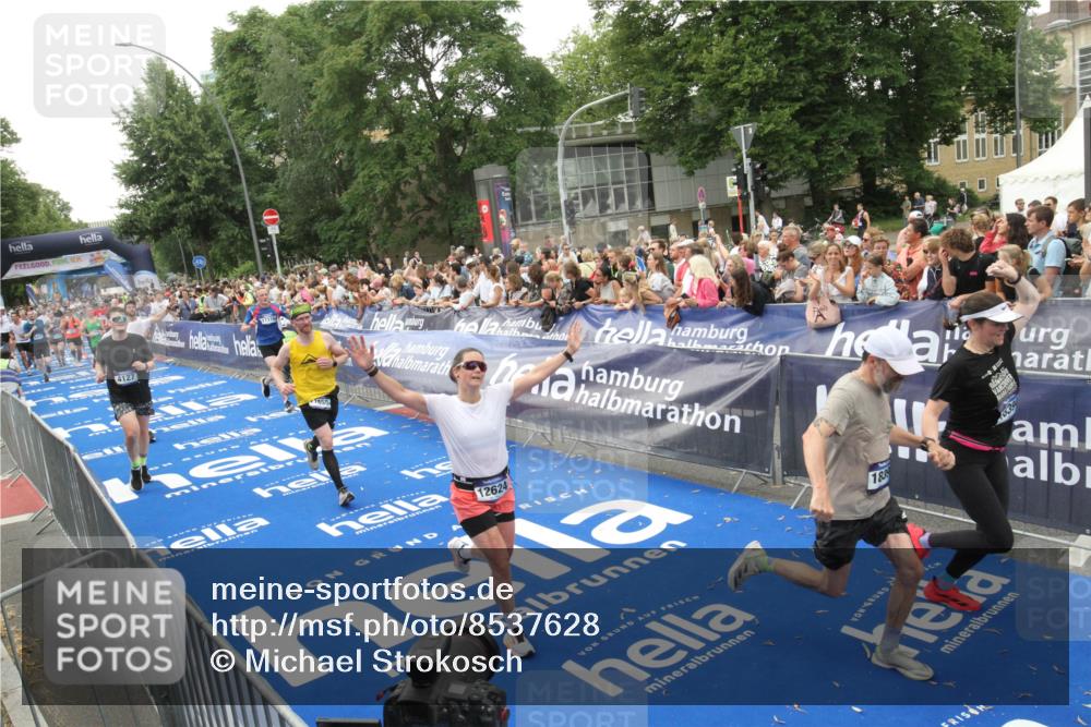29.06.2025 - hella hamburg halbmarathon Michael Strokosch http://msf.ph/oto/8537628 29.06.2025 10:50:33 Ziel  meine-sportfotos.de