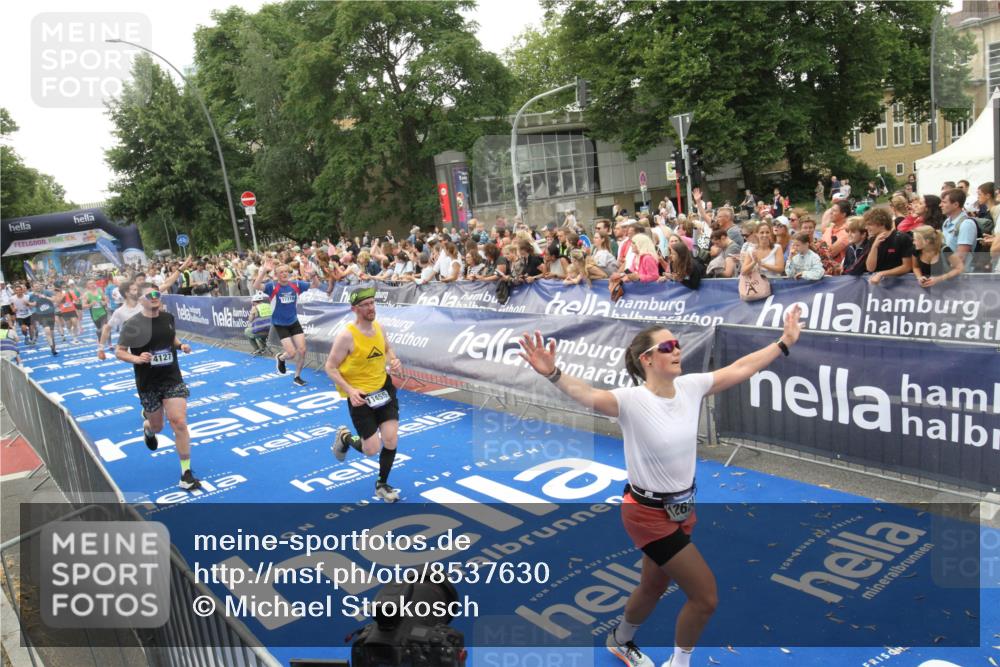 29.06.2025 - hella hamburg halbmarathon Michael Strokosch http://msf.ph/oto/8537630 29.06.2025 10:50:34 Ziel  meine-sportfotos.de
