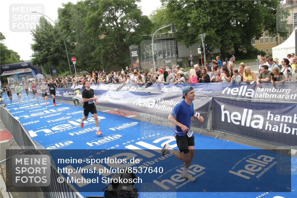 29.06.2025 - hella hamburg halbmarathon Michael Strokosch http://msf.ph/oto/8537640 29.06.2025 10:32:56 Ziel  meine-sportfotos.de