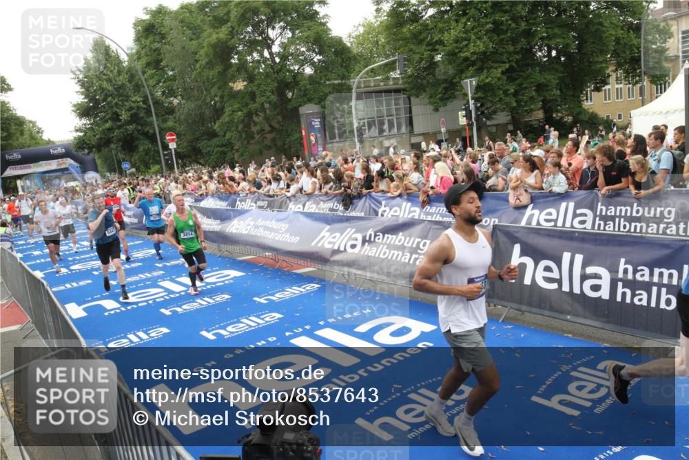 29.06.2025 - hella hamburg halbmarathon Michael Strokosch http://msf.ph/oto/8537643 29.06.2025 10:50:37 Ziel  meine-sportfotos.de