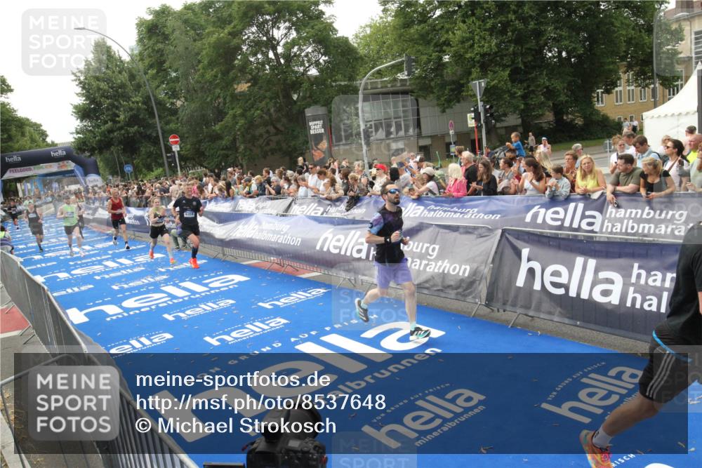 29.06.2025 - hella hamburg halbmarathon Michael Strokosch http://msf.ph/oto/8537648 29.06.2025 10:32:57 Ziel  meine-sportfotos.de