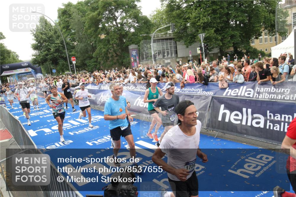 29.06.2025 - hella hamburg halbmarathon Michael Strokosch http://msf.ph/oto/8537655 29.06.2025 10:50:41 Ziel  meine-sportfotos.de