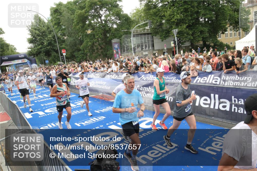 29.06.2025 - hella hamburg halbmarathon Michael Strokosch http://msf.ph/oto/8537657 29.06.2025 10:50:41 Ziel  meine-sportfotos.de