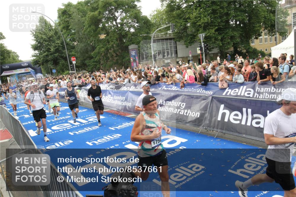 29.06.2025 - hella hamburg halbmarathon Michael Strokosch http://msf.ph/oto/8537661 29.06.2025 10:50:42 Ziel  meine-sportfotos.de