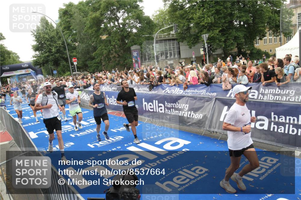 29.06.2025 - hella hamburg halbmarathon Michael Strokosch http://msf.ph/oto/8537664 29.06.2025 10:50:42 Ziel  meine-sportfotos.de
