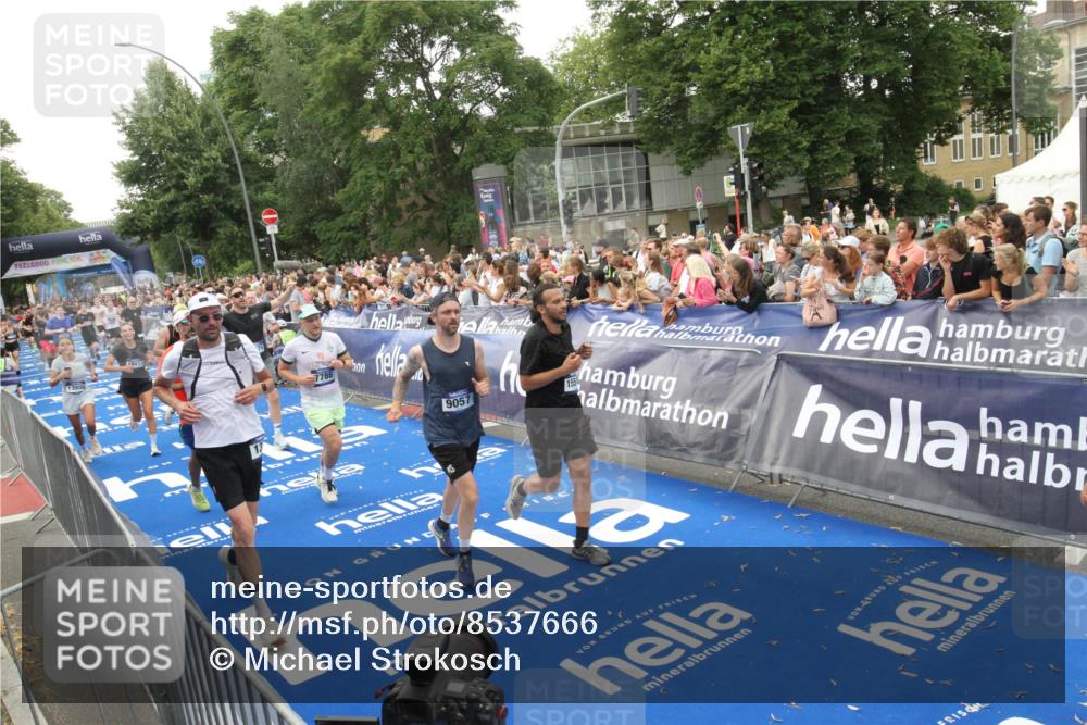 29.06.2025 - hella hamburg halbmarathon Michael Strokosch http://msf.ph/oto/8537666 29.06.2025 10:50:43 Ziel  meine-sportfotos.de