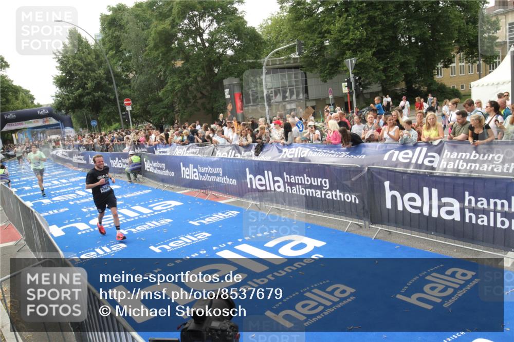 29.06.2025 - hella hamburg halbmarathon Michael Strokosch http://msf.ph/oto/8537679 29.06.2025 10:33:05 Ziel  meine-sportfotos.de