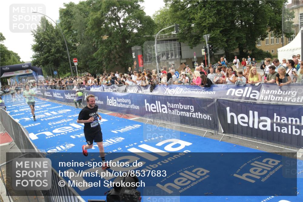 29.06.2025 - hella hamburg halbmarathon Michael Strokosch http://msf.ph/oto/8537683 29.06.2025 10:33:05 Ziel  meine-sportfotos.de