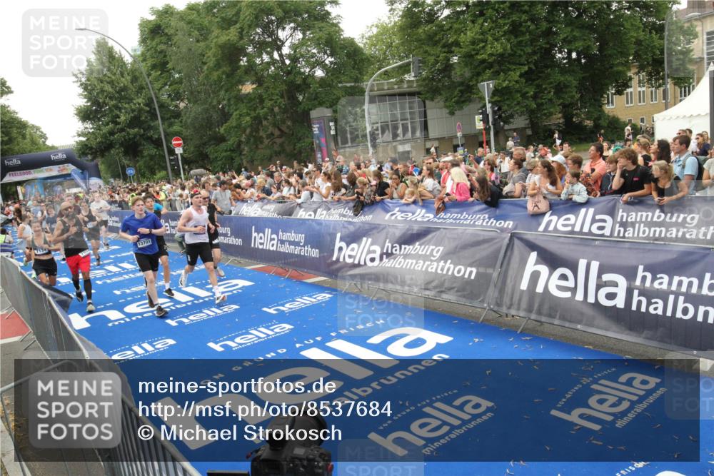 29.06.2025 - hella hamburg halbmarathon Michael Strokosch http://msf.ph/oto/8537684 29.06.2025 10:50:47 Ziel  meine-sportfotos.de