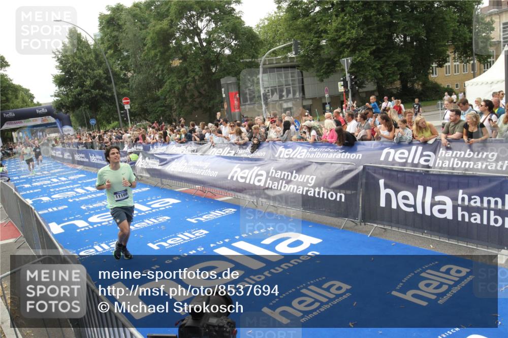 29.06.2025 - hella hamburg halbmarathon Michael Strokosch http://msf.ph/oto/8537694 29.06.2025 10:33:07 Ziel  meine-sportfotos.de
