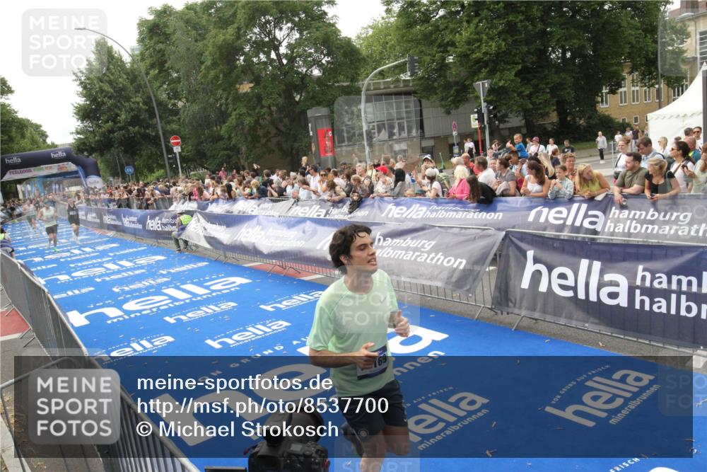 29.06.2025 - hella hamburg halbmarathon Michael Strokosch http://msf.ph/oto/8537700 29.06.2025 10:33:08 Ziel  meine-sportfotos.de