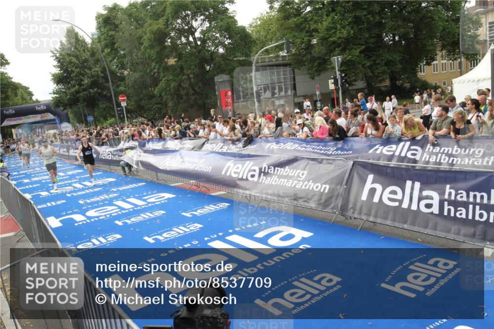 29.06.2025 - hella hamburg halbmarathon Michael Strokosch http://msf.ph/oto/8537709 29.06.2025 10:33:10 Ziel  meine-sportfotos.de