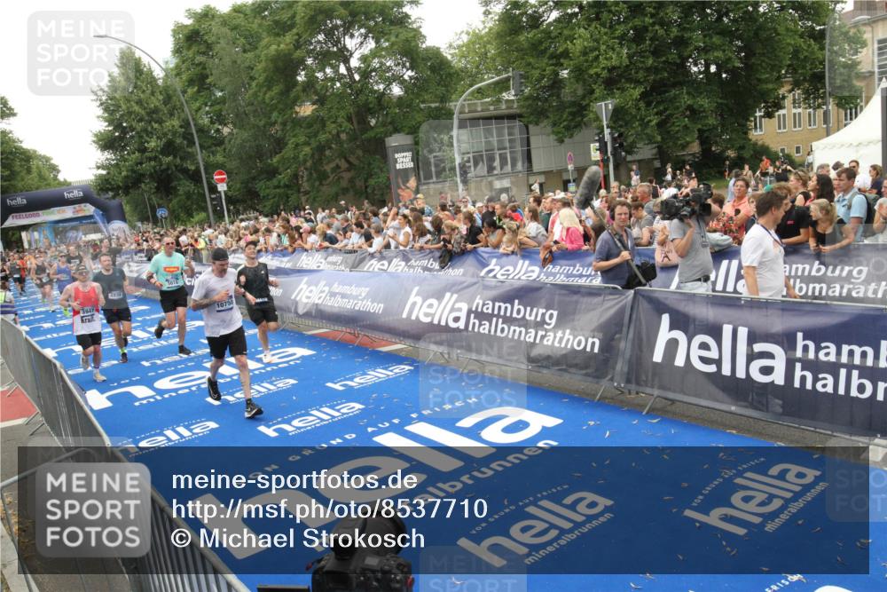 29.06.2025 - hella hamburg halbmarathon Michael Strokosch http://msf.ph/oto/8537710 29.06.2025 10:50:55 Ziel  meine-sportfotos.de