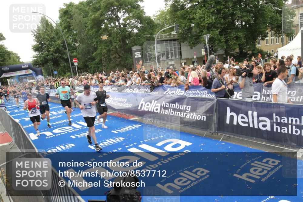 29.06.2025 - hella hamburg halbmarathon Michael Strokosch http://msf.ph/oto/8537712 29.06.2025 10:50:56 Ziel  meine-sportfotos.de