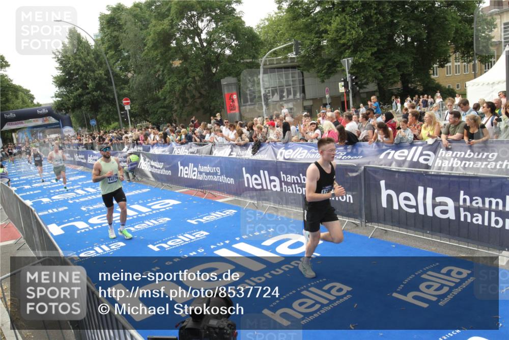 29.06.2025 - hella hamburg halbmarathon Michael Strokosch http://msf.ph/oto/8537724 29.06.2025 10:33:12 Ziel  meine-sportfotos.de