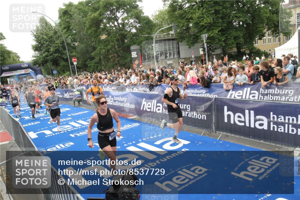 29.06.2025 - hella hamburg halbmarathon Michael Strokosch http://msf.ph/oto/8537729 29.06.2025 10:51:01 Ziel  meine-sportfotos.de