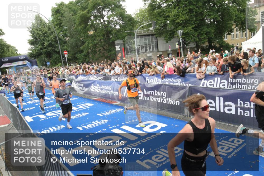 29.06.2025 - hella hamburg halbmarathon Michael Strokosch http://msf.ph/oto/8537734 29.06.2025 10:51:02 Ziel  meine-sportfotos.de