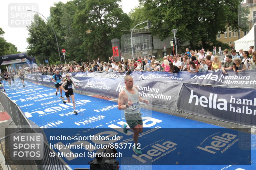 29.06.2025 - hella hamburg halbmarathon Michael Strokosch http://msf.ph/oto/8537742 29.06.2025 10:33:15 Ziel  meine-sportfotos.de