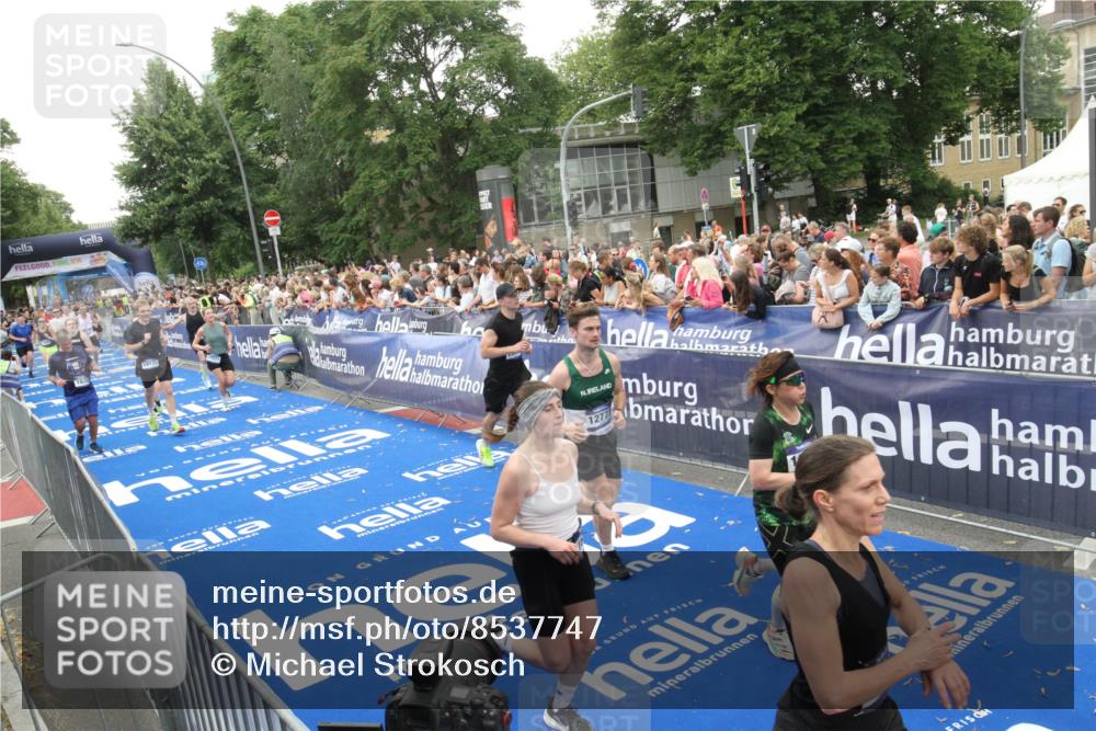 29.06.2025 - hella hamburg halbmarathon Michael Strokosch http://msf.ph/oto/8537747 29.06.2025 10:51:05 Ziel  meine-sportfotos.de