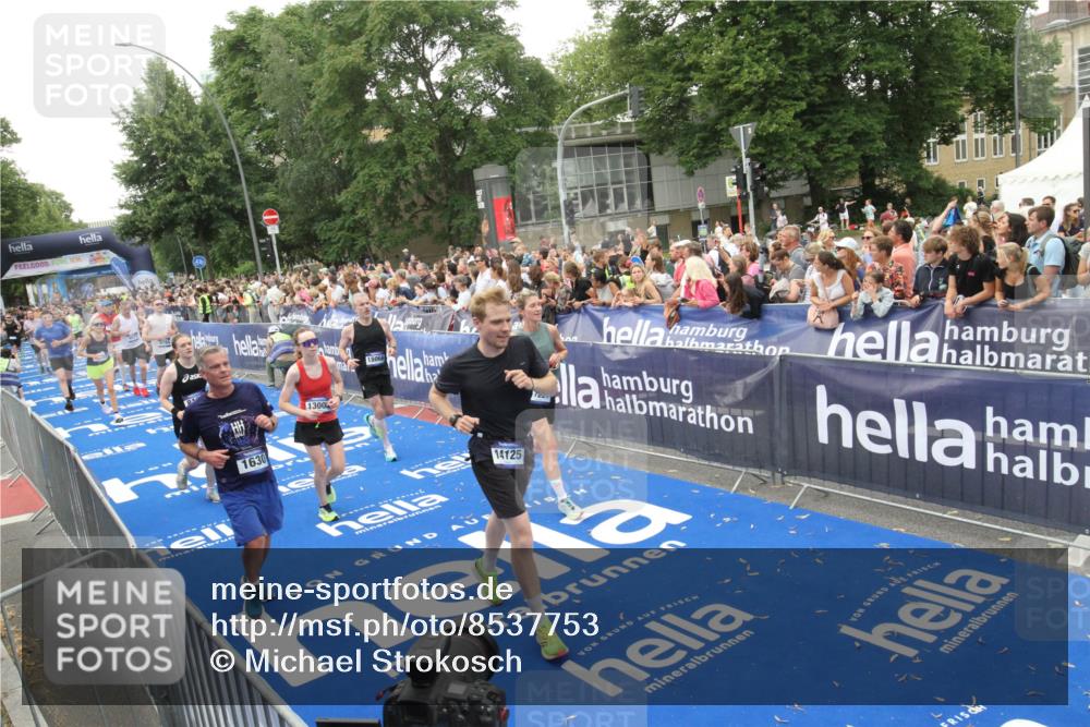 29.06.2025 - hella hamburg halbmarathon Michael Strokosch http://msf.ph/oto/8537753 29.06.2025 10:51:08 Ziel  meine-sportfotos.de
