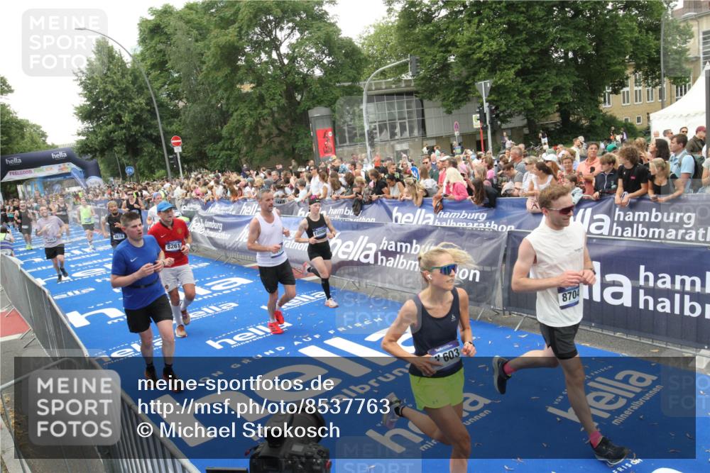 29.06.2025 - hella hamburg halbmarathon Michael Strokosch http://msf.ph/oto/8537763 29.06.2025 10:51:11 Ziel  meine-sportfotos.de