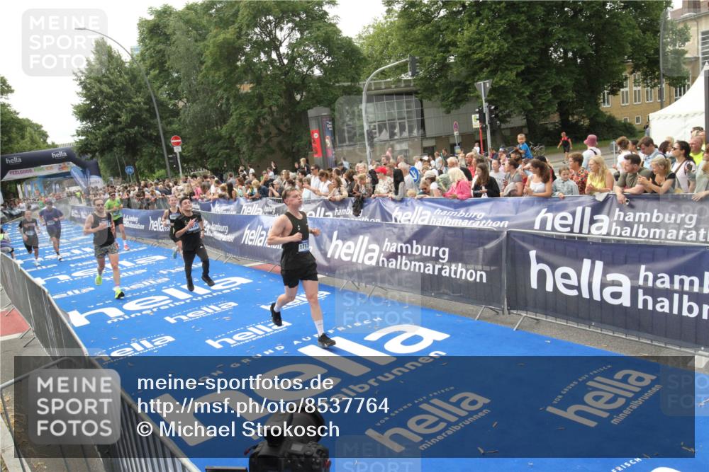 29.06.2025 - hella hamburg halbmarathon Michael Strokosch http://msf.ph/oto/8537764 29.06.2025 10:33:21 Ziel  meine-sportfotos.de