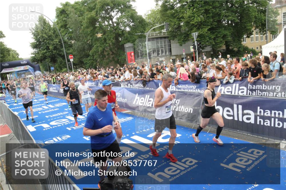 29.06.2025 - hella hamburg halbmarathon Michael Strokosch http://msf.ph/oto/8537767 29.06.2025 10:51:12 Ziel  meine-sportfotos.de