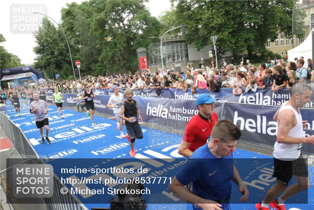29.06.2025 - hella hamburg halbmarathon Michael Strokosch http://msf.ph/oto/8537771 29.06.2025 10:51:13 Ziel  meine-sportfotos.de