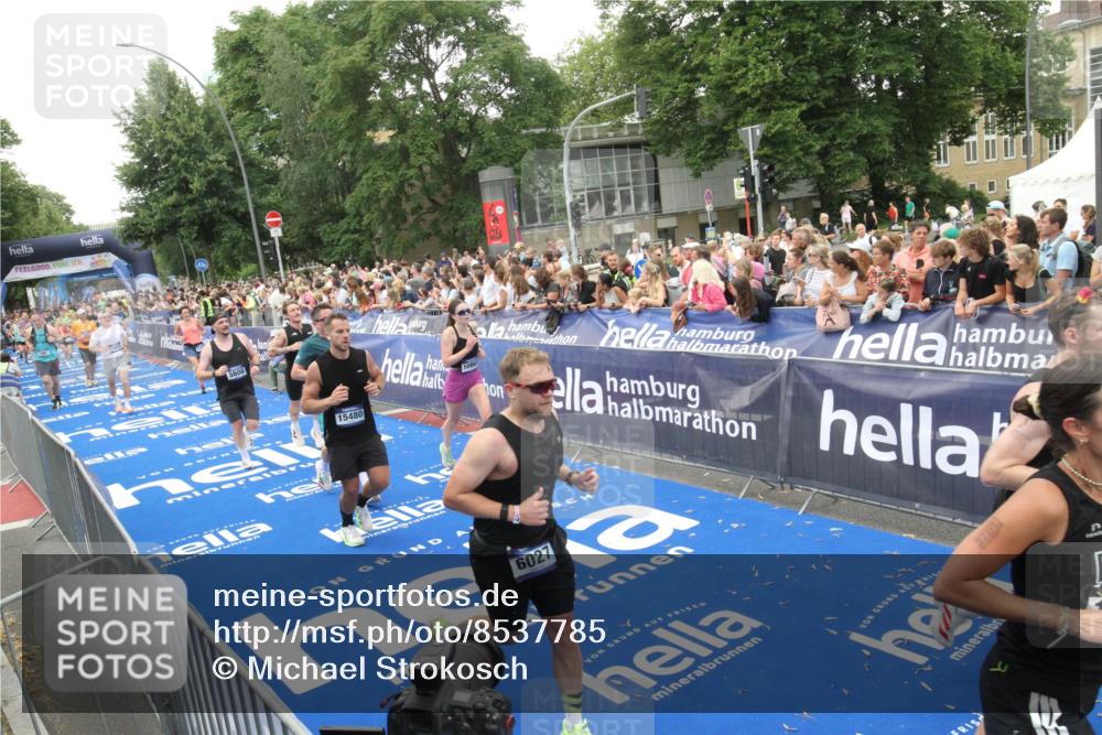 29.06.2025 - hella hamburg halbmarathon Michael Strokosch http://msf.ph/oto/8537785 29.06.2025 10:51:18 Ziel  meine-sportfotos.de