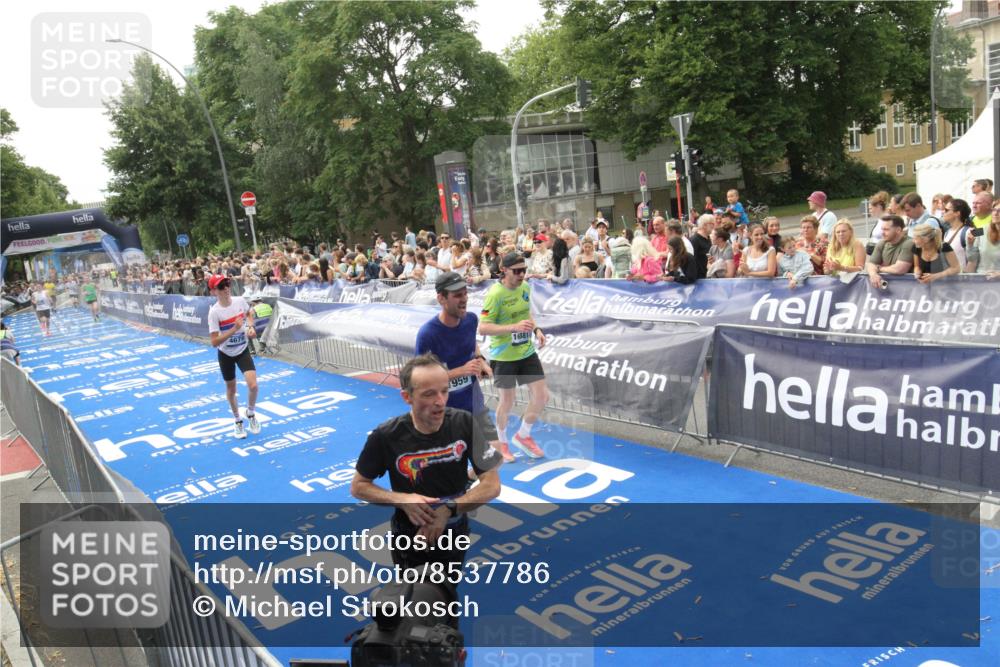 29.06.2025 - hella hamburg halbmarathon Michael Strokosch http://msf.ph/oto/8537786 29.06.2025 10:33:24 Ziel  meine-sportfotos.de