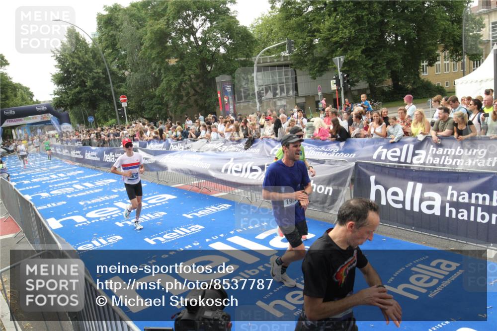 29.06.2025 - hella hamburg halbmarathon Michael Strokosch http://msf.ph/oto/8537787 29.06.2025 10:33:25 Ziel  meine-sportfotos.de