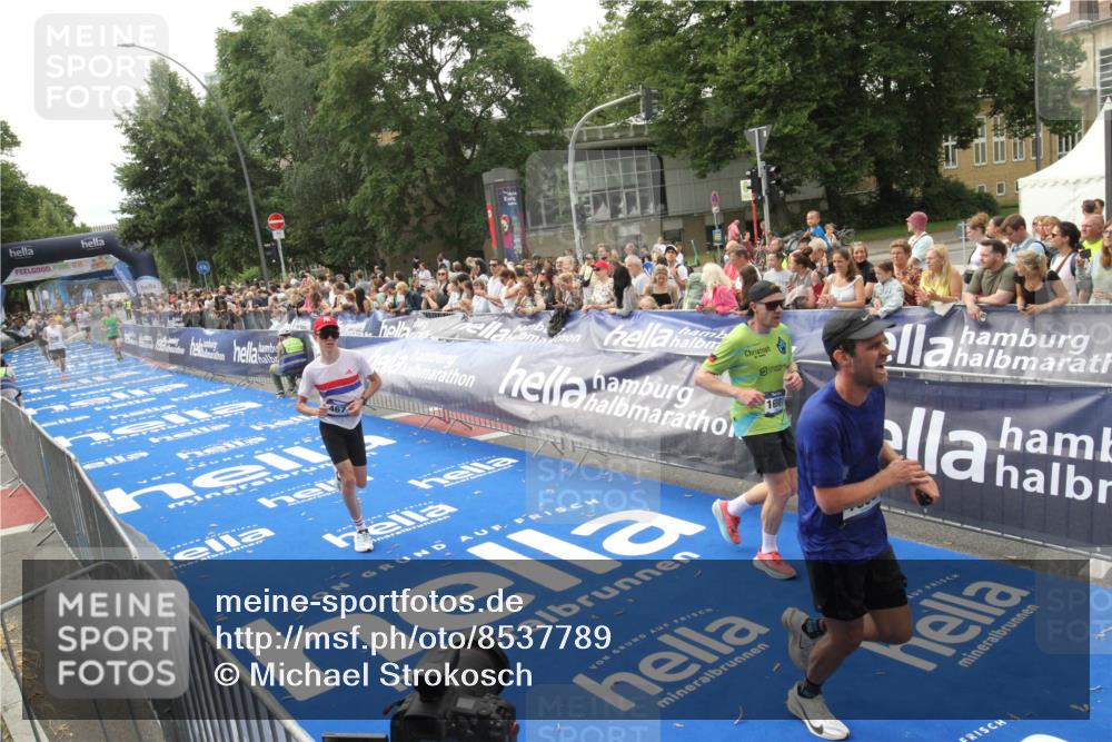 29.06.2025 - hella hamburg halbmarathon Michael Strokosch http://msf.ph/oto/8537789 29.06.2025 10:33:25 Ziel  meine-sportfotos.de