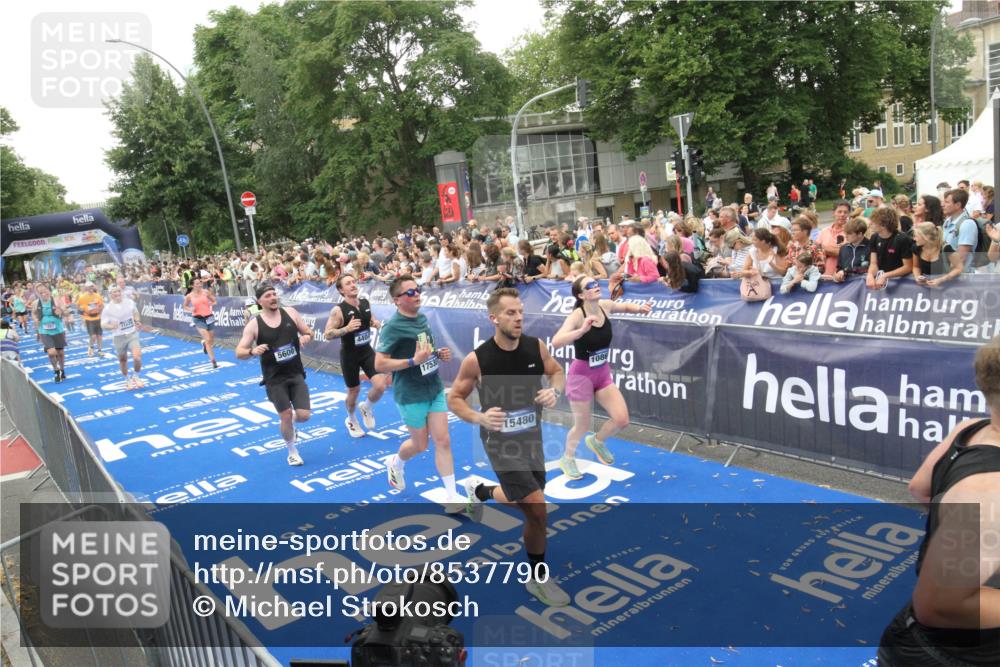 29.06.2025 - hella hamburg halbmarathon Michael Strokosch http://msf.ph/oto/8537790 29.06.2025 10:51:18 Ziel  meine-sportfotos.de
