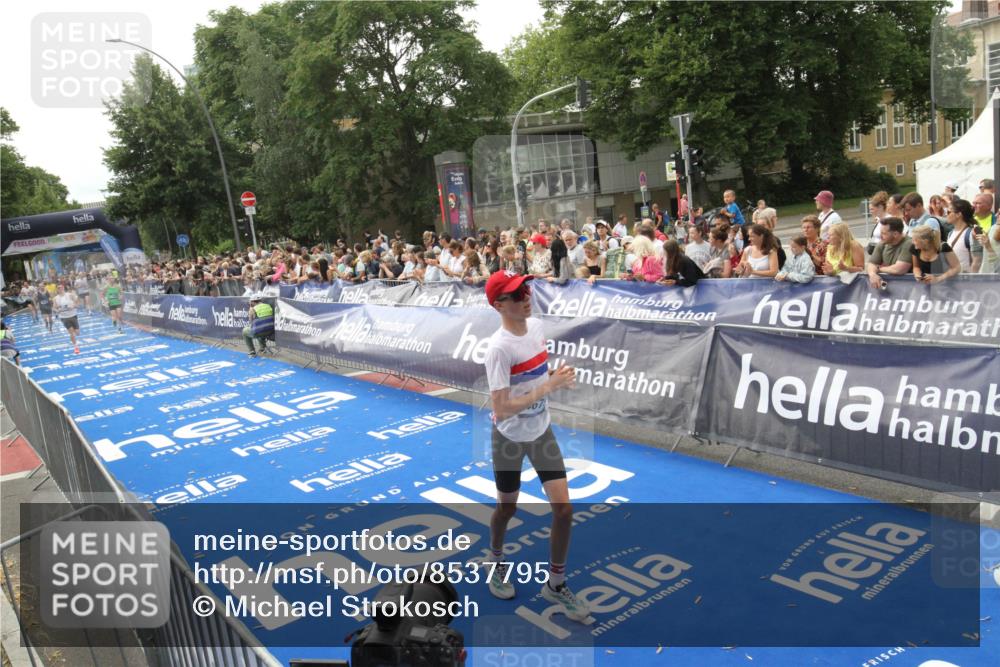 29.06.2025 - hella hamburg halbmarathon Michael Strokosch http://msf.ph/oto/8537795 29.06.2025 10:33:26 Ziel  meine-sportfotos.de