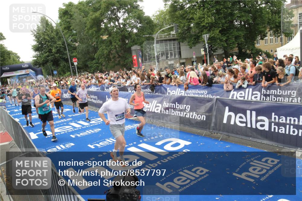 29.06.2025 - hella hamburg halbmarathon Michael Strokosch http://msf.ph/oto/8537797 29.06.2025 10:51:21 Ziel  meine-sportfotos.de