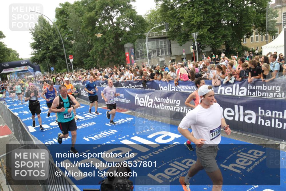 29.06.2025 - hella hamburg halbmarathon Michael Strokosch http://msf.ph/oto/8537801 29.06.2025 10:51:22 Ziel  meine-sportfotos.de