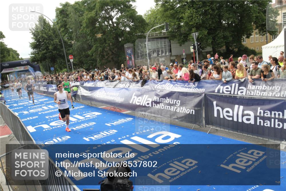 29.06.2025 - hella hamburg halbmarathon Michael Strokosch http://msf.ph/oto/8537802 29.06.2025 10:33:29 Ziel  meine-sportfotos.de