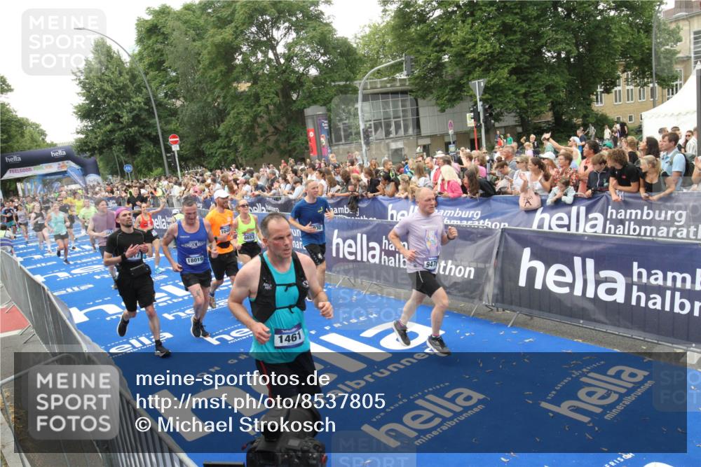 29.06.2025 - hella hamburg halbmarathon Michael Strokosch http://msf.ph/oto/8537805 29.06.2025 10:51:23 Ziel  meine-sportfotos.de