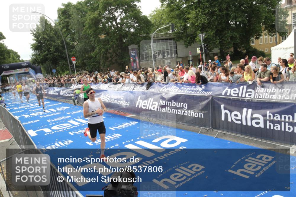 29.06.2025 - hella hamburg halbmarathon Michael Strokosch http://msf.ph/oto/8537806 29.06.2025 10:33:30 Ziel  meine-sportfotos.de